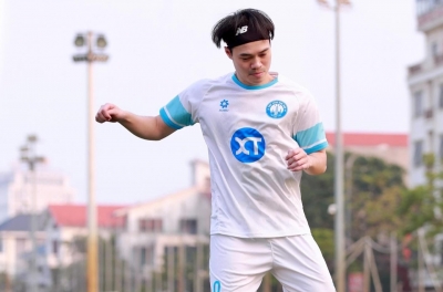 Vietnam National Team striker shares extremely joyful news