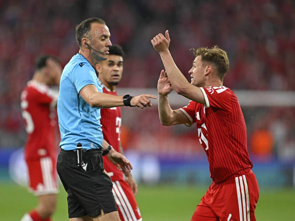 Kimmich mất kiểm soát, la hét dữ dội vào mặt trọng tài khi Bayern bị loại khỏi Champions League - Ảnh 1.