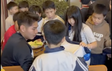 Returning home to recover, Hiểu Minh eagerly signs autographs for young fans