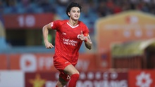 European newspapers write about the young Vietnamese overseas player scoring within 1 minute in the V-League, predicting his potential to join Vietnam U23 team.