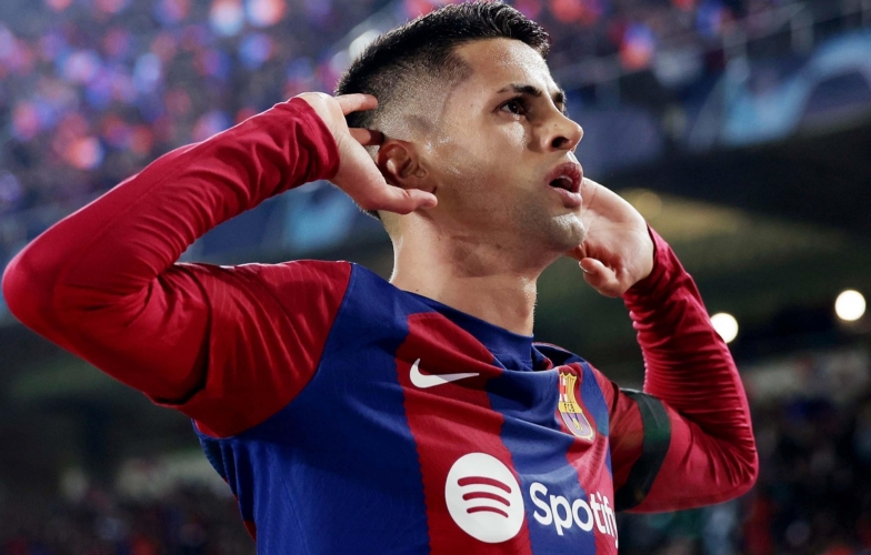Cancelo stirs excitement by wearing a Barca jersey