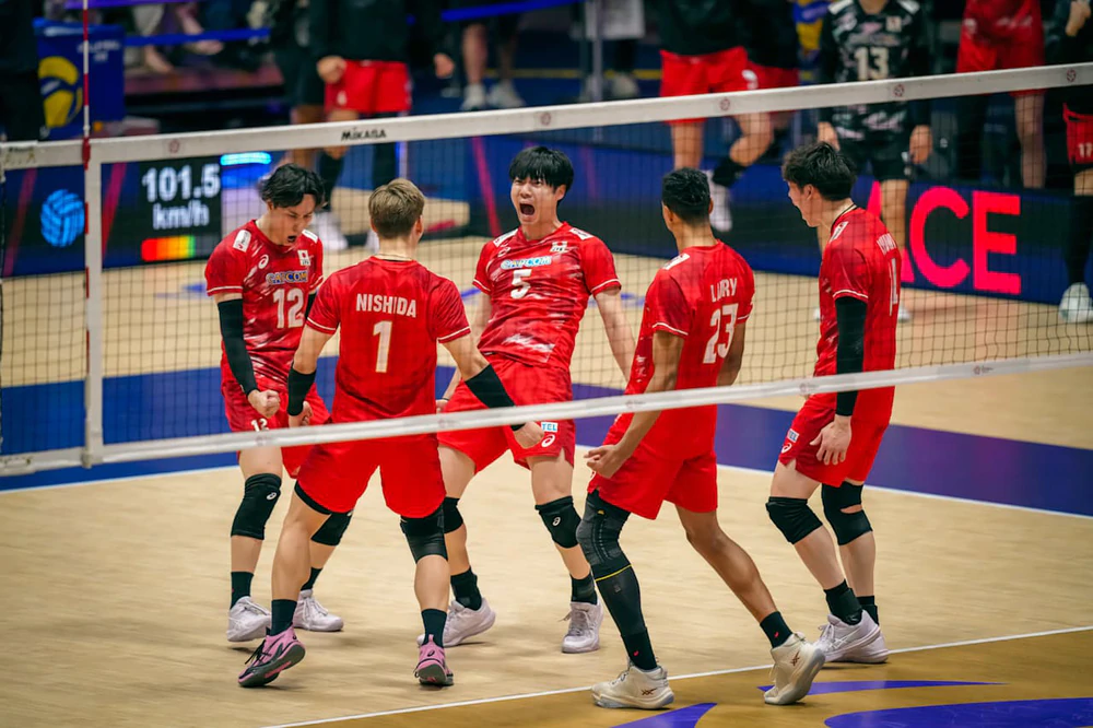 Tuyển Nhật Bản đã có màn trình diễn đầy bản lĩnh khi đánh bại Iran với tỷ số 3-0 (25-21, 26-24, 25-23) trong trận chung kết, qua đó bảo vệ thành công chức vô địch bóng chuyền nam châu Á và giành vé dự Olympic 2028. Ảnh: Volleyball World Tuyển Nhật Bản đã có màn trình diễn đầy bản lĩnh khi đánh bại Iran với tỷ số 3-0 (25-21, 26-24, 25-23) trong trận chung kết, qua đó bảo vệ thành công chức vô địch bóng chuyền nam châu Á và giành vé dự Olympic 2028. Ảnh: Volleyball World