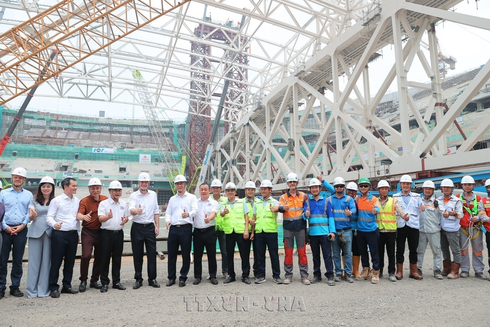 Chủ tịch FIFA và đoàn công tác tham quan khu vực dự án sân vận động PVF cùng nhà thi đấu trong nhà đang được xây dựng. Đây là những hạng mục quan trọng trong định hướng hình thành một quần thể thể thao quy mô lớn, hiện đại và đồng bộ của Việt Nam. Ảnh: Minh Quyết - TTXVN Chủ tịch FIFA và đoàn công tác tham quan khu vực dự án sân vận động PVF cùng nhà thi đấu trong nhà đang được xây dựng. Đây là những hạng mục quan trọng trong định hướng hình thành một quần thể thể thao quy mô lớn, hiện đại và đồng bộ của Việt Nam. Ảnh: Minh Quyết - TTXVN
