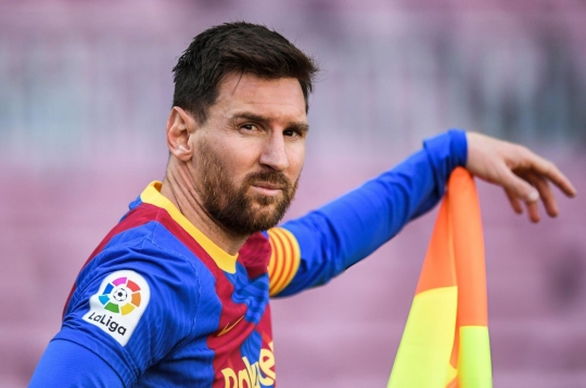 Messi helps his new club stay close to Barcelona