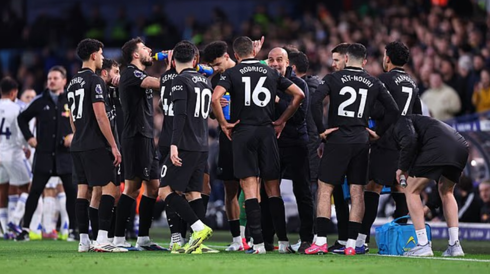 Guardiola tranh thủ chỉ đạo học trò trong lúc trận đấu với Leeds tạm dừng khoảng 1 phút