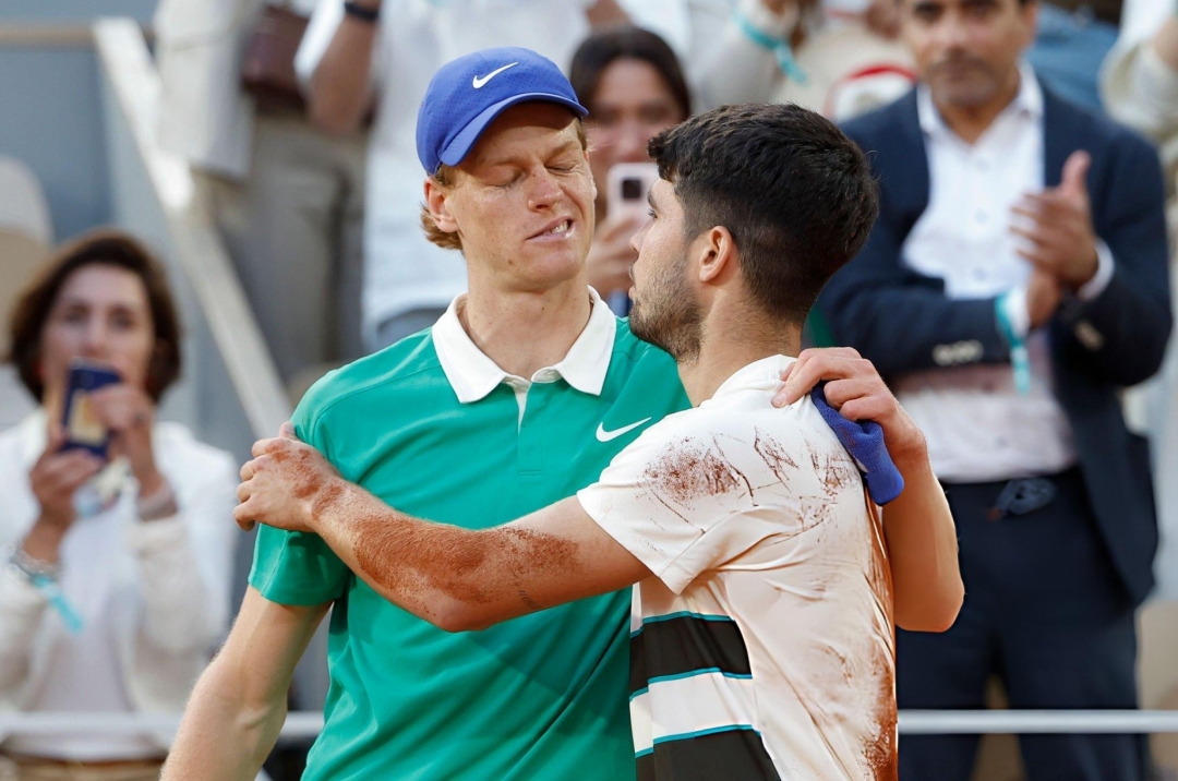 What scenario allows Sinner to reclaim the No. 1 spot at the Paris Masters?