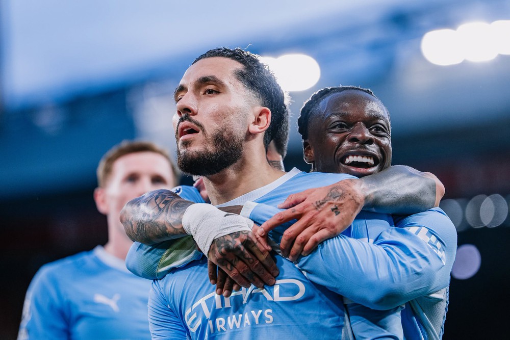 Carragher nổi giận, tuyên bố Man City thể được phép vô địch Premier League  - Ảnh 2.