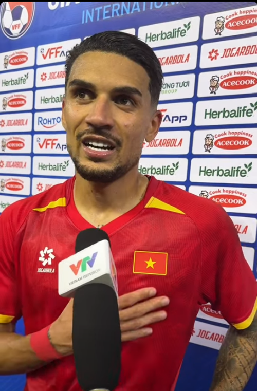 Hoàng Hên tyrar lời phỏng vấn bằng tiếng Việt sau trận Việt Nam thắng Bangladesh 3-0