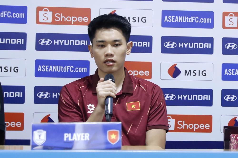 HLV Kim Sang Sik: 'Đình Bắc cần vươn khỏi tầm Đông Nam Á' - Ảnh 2. HLV Kim Sang Sik: 'Đình Bắc cần vươn khỏi tầm Đông Nam Á' - Ảnh 2.