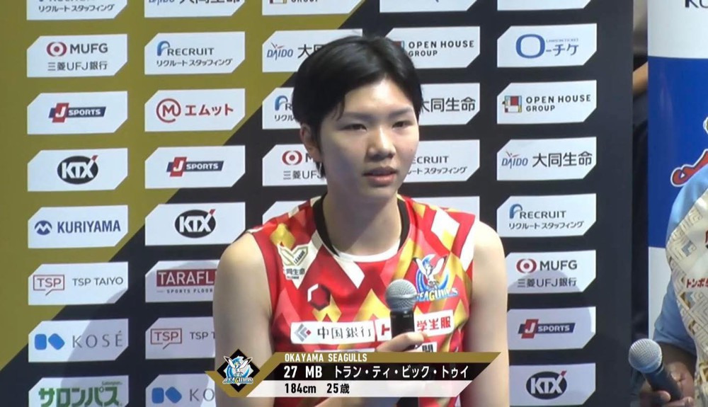 Ở trận đấu mới nhất của mình tại SV.League, Bích Thủy ghi 13 điểm góp công lớn giúp CLB Okayama Seagulls đánh bại Toray 3-1 ở vòng 20 giải bóng chuyền VĐQG mùa này