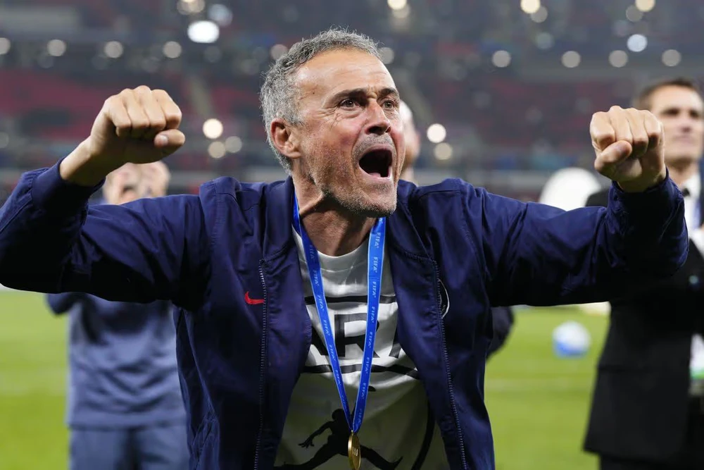 Không phải Carrick, MU cần Luis Enrique - Ảnh 1.