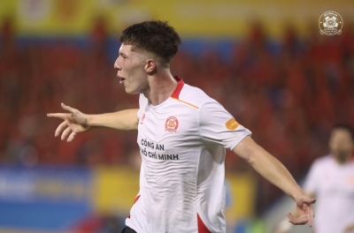 Overseas Vietnamese striker from England faces a unique opportunity in Vietnam.