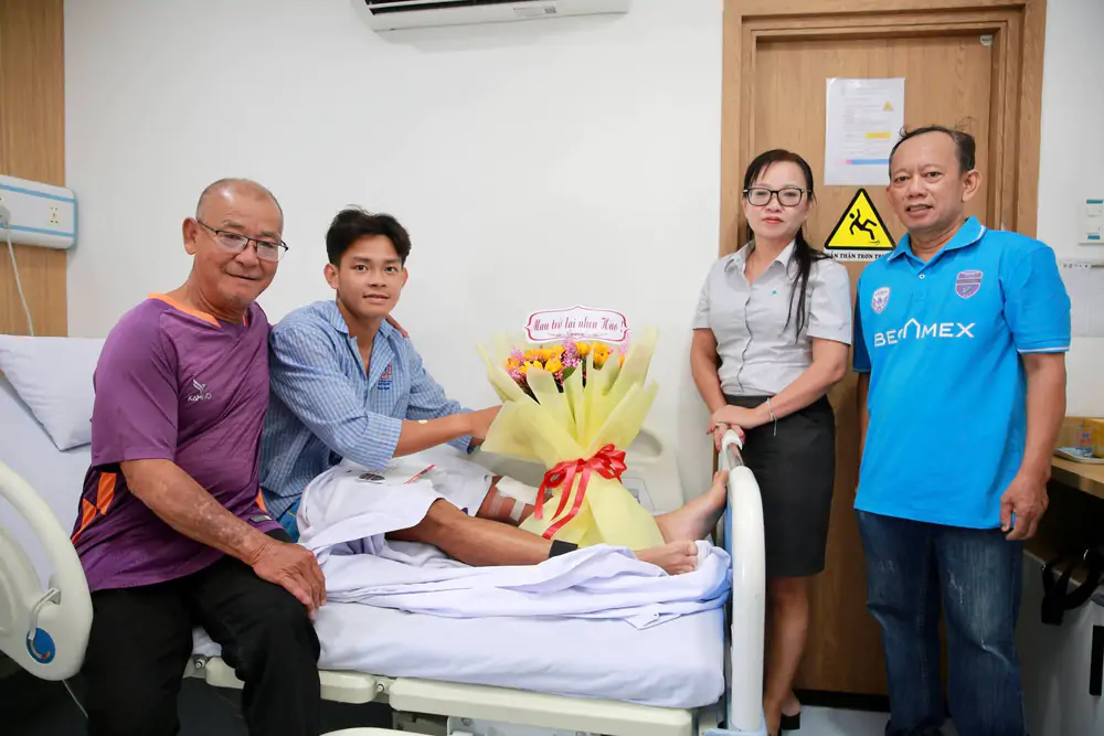 Bùi Vĩ Hào phẫu thuật thành công, đối diện hành trình dài trở lại sân cỏ - Ảnh 1. Bùi Vĩ Hào phẫu thuật thành công, đối diện hành trình dài trở lại sân cỏ - Ảnh 1.