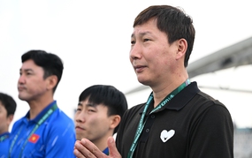 Coach Kim Sang Sik 'evaluates' national team players at the National Cup final