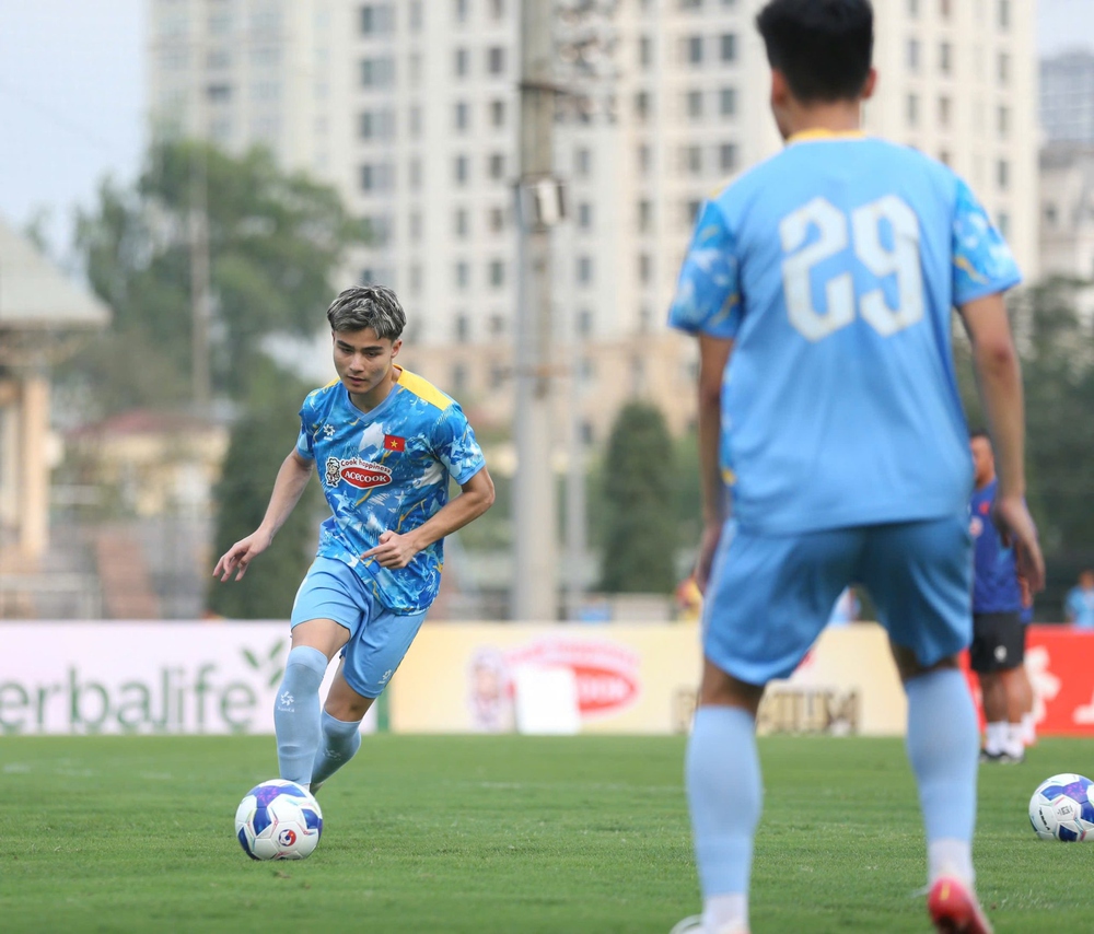 Sao Việt kiều ghi bàn ở châu Âu được đôn lên U23 Việt Nam, HLV Đinh Hồng Vinh tiết lộ lý do - Ảnh 2.