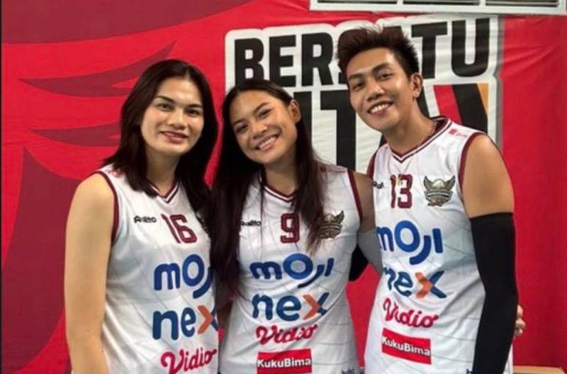 Outside hitter Như Quỳnh shines brightly with her new teammates, continuing to wear her familiar jersey number.