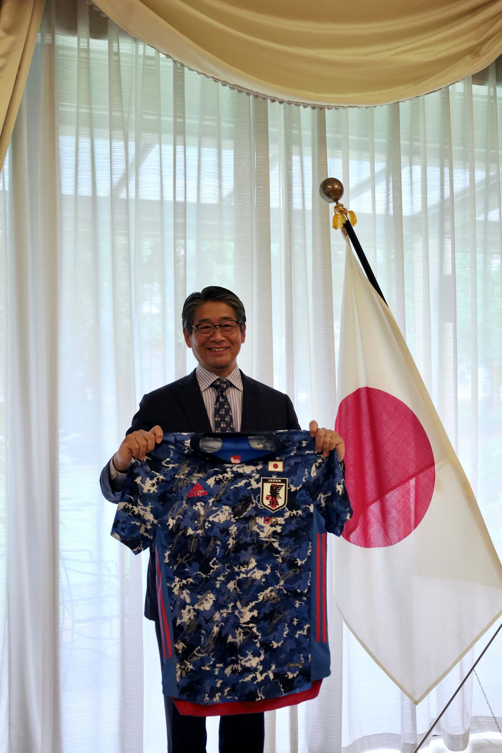 Đại sứ Ito Naoki: "Từ World Cup 2026, tôi mong có nhiều cầu thủ trẻ Việt Nam chơi bóng tại J.League" - Ảnh 1. Đại sứ Ito Naoki: "Từ World Cup 2026, tôi mong có nhiều cầu thủ trẻ Việt Nam chơi bóng tại J.League" - Ảnh 1.
