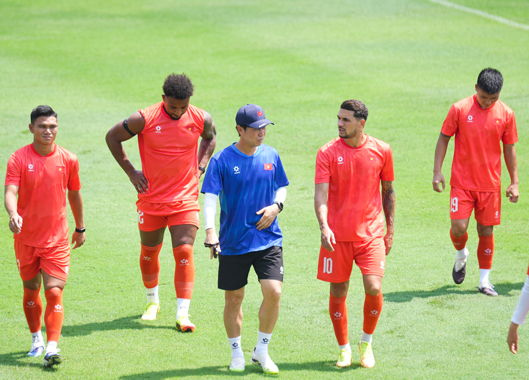 Tin nóng bóng đá Việt hôm nay 10/8: Đội tuyển Việt Nam fair-play nhất vòng bảng ASEAN Cup; SHB Đà Nẵng chiêu mộ hậu vệ trưởng thành từ HAGL - Ảnh 2. Tin nóng bóng đá Việt hôm nay 10/8: Đội tuyển Việt Nam fair-play nhất vòng bảng ASEAN Cup; SHB Đà Nẵng chiêu mộ hậu vệ trưởng thành từ HAGL - Ảnh 2.