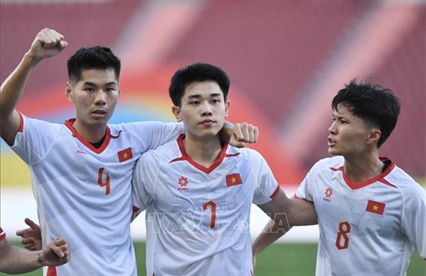 Đình Bắc scored twice, leading U22 Vietnam to secure 3 points in their opening match