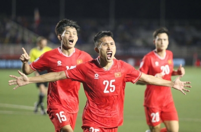 What is the truth about the news that Vietnam's key midfielder is joining Ninh Binh FC?