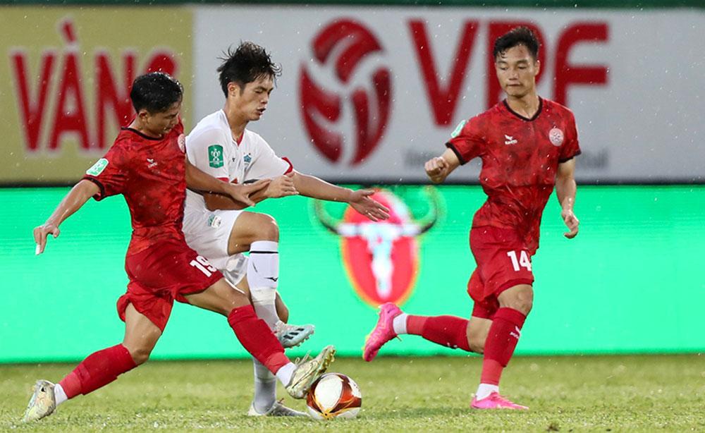 Today's football schedule 3/10: The big match HAGL vs SLNA