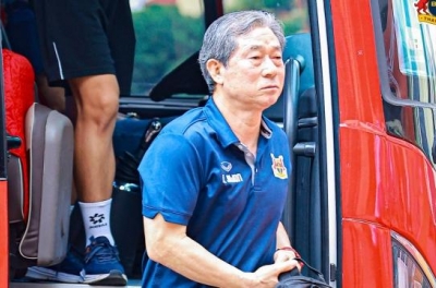 The former South Korean head coach of the Vietnam national team unexpectedly parted ways with a V.League club.