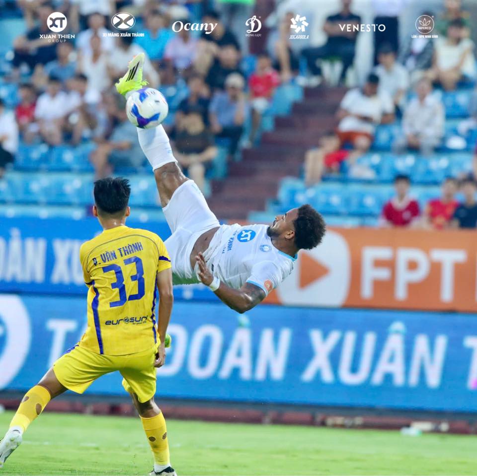 Xuân Son lập hat-trick ở vòng áp chót V-League, trong đó có siêu phẩm móc bóng - Ảnh 3. Xuân Son lập hat-trick ở vòng áp chót V-League, trong đó có siêu phẩm móc bóng - Ảnh 3.