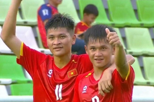 Who is the young player who scored a hat-trick to help Vietnam U19 win big in the Southeast Asian tournament?