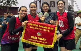 Volleyball star Kim Hue and her team receive over 100 million in prize money upon winning the village tournament.