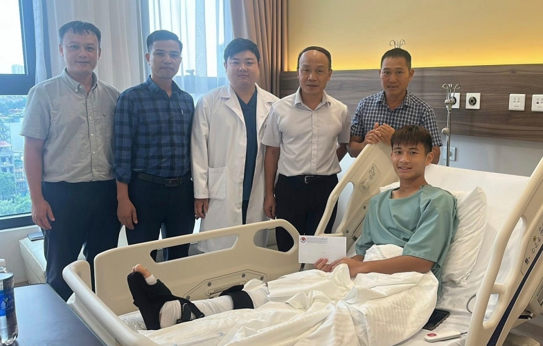 VFF visits the injured U18 Vietnam player
