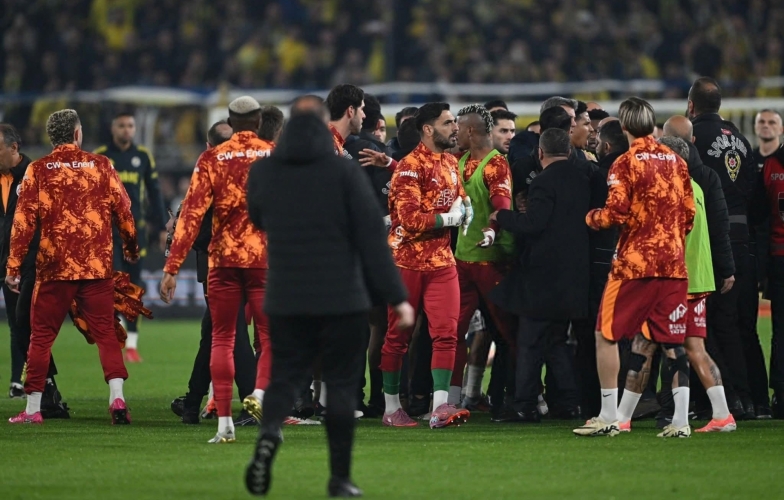 Derby Istanbul erupts into fierce clashes between Galatasaray and Fenerbahce