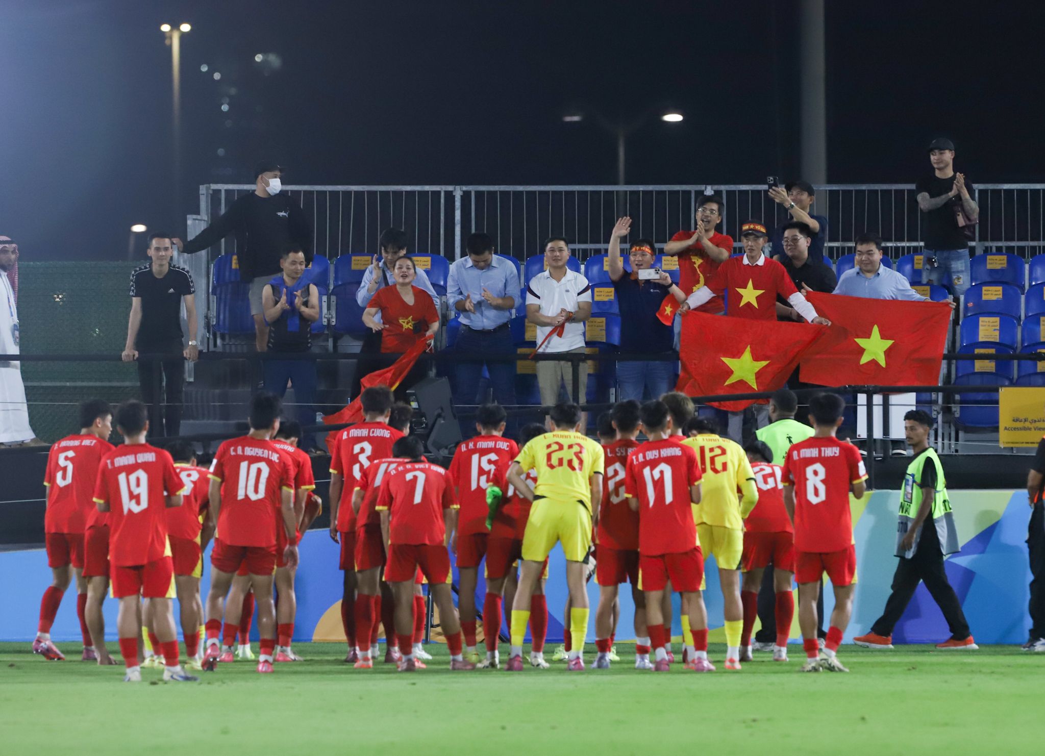 Tin nóng bóng đá Việt hôm nay 11/5: U17 Việt Nam cảm ơn CĐV; HLV HAGL lý giải trận thua 'kỳ lạ' - Ảnh 1.