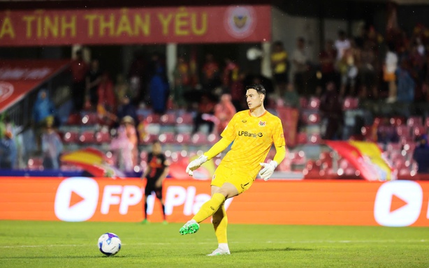 Văn Lâm faces Nguyễn Filip, V-League drama unfolds
