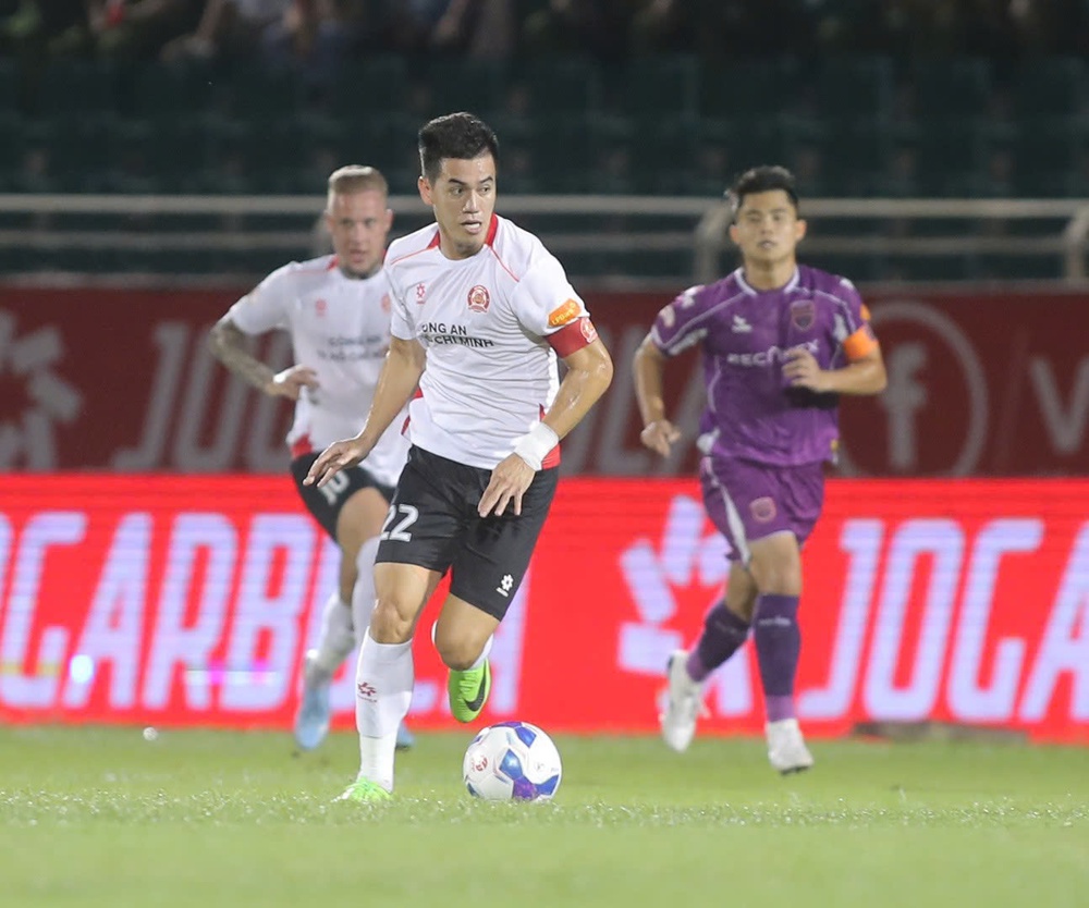 Hai thái cực của Tiến Linh trong ngày hạ màn V-League 2025/26 - Ảnh 3. Hai thái cực của Tiến Linh trong ngày hạ màn V-League 2025/26 - Ảnh 3.