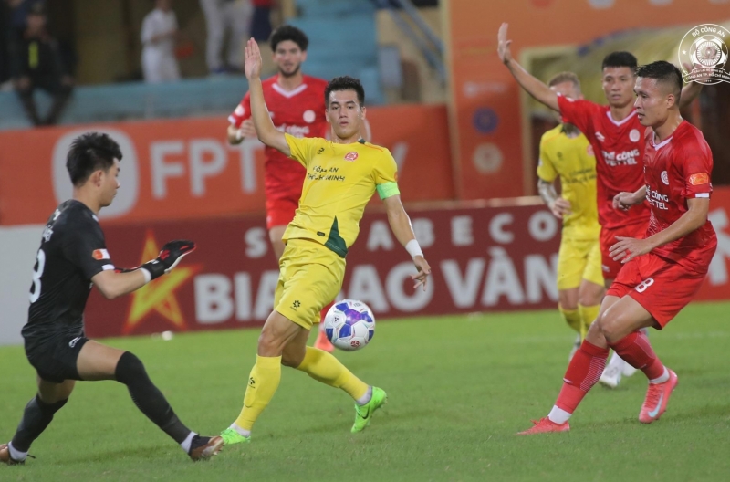 Tiến Linh 差點在與球迷互動時受傷