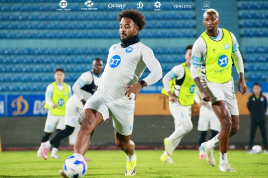 Xuân Son receives lucky money ahead of the crucial showdown in the V-League