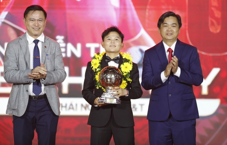 Bích Thuỳ expressed heartfelt words after winning the 2025 Vietnam Golden Ball Award.