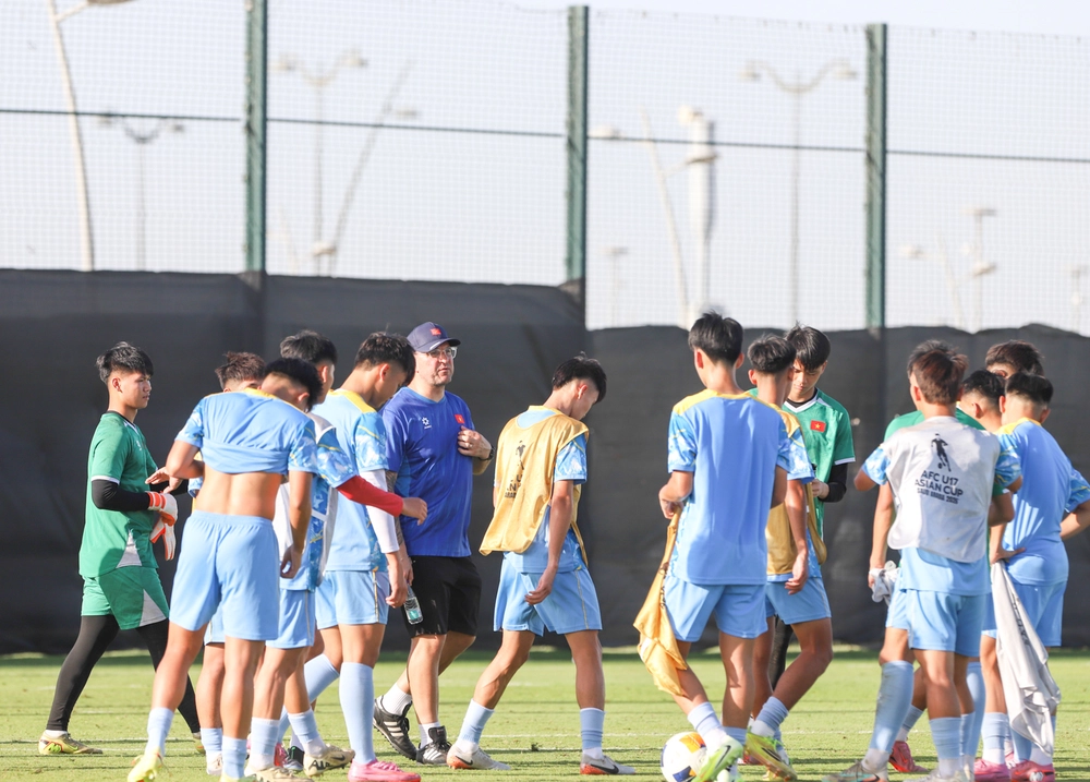 Tin nóng bóng đá Việt hôm nay 3/5: HLV Roland quyết tâm cùng U17 Việt Nam; Đình Bắc tập trung thi đấu cho CAHN - Ảnh 1.