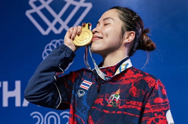 The reigning SEA Games 33 badminton champion lost in the opening match of the BWF World Tour Finals