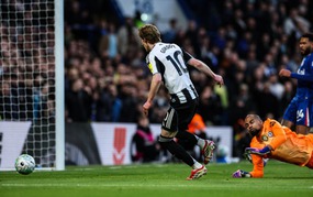 Chelsea's home defeat puts them in jeopardy in the Premier League top-four race