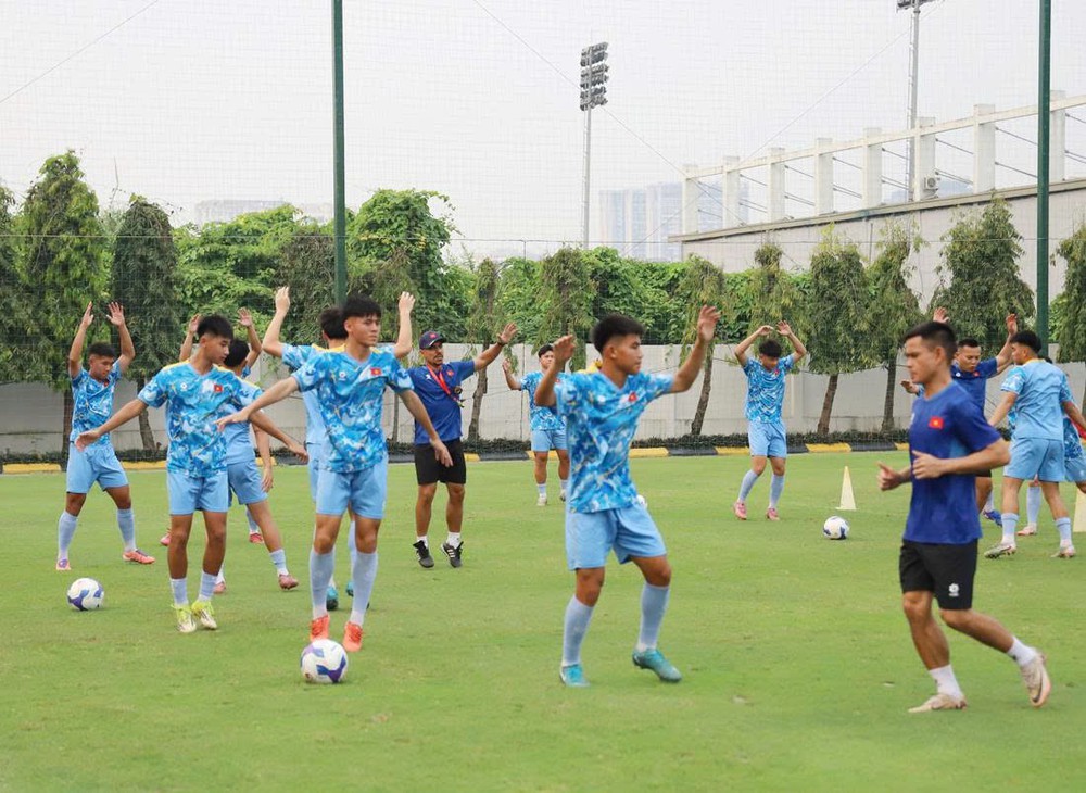 Tin nóng bóng đá Việt hôm nay 10/4: Trợ lý HLV Kim Sang Sik chia tay; CLB Ninh Bình muốn giữ nguyên ngoại binh tại V-League - Ảnh 3. Tin nóng bóng đá Việt hôm nay 10/4: Trợ lý HLV Kim Sang Sik chia tay; CLB Ninh Bình muốn giữ nguyên ngoại binh tại V-League - Ảnh 3.