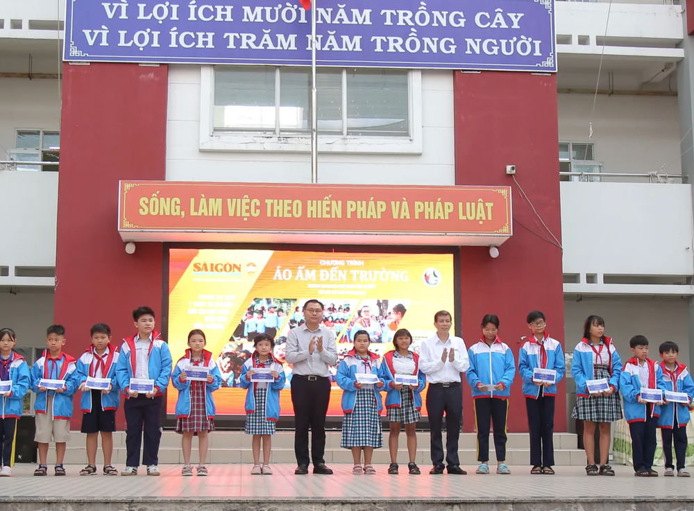 Hoàng Đức truyền cảm hứng vươn lên cho học sinh - Ảnh 2. Hoàng Đức truyền cảm hứng vươn lên cho học sinh - Ảnh 2.