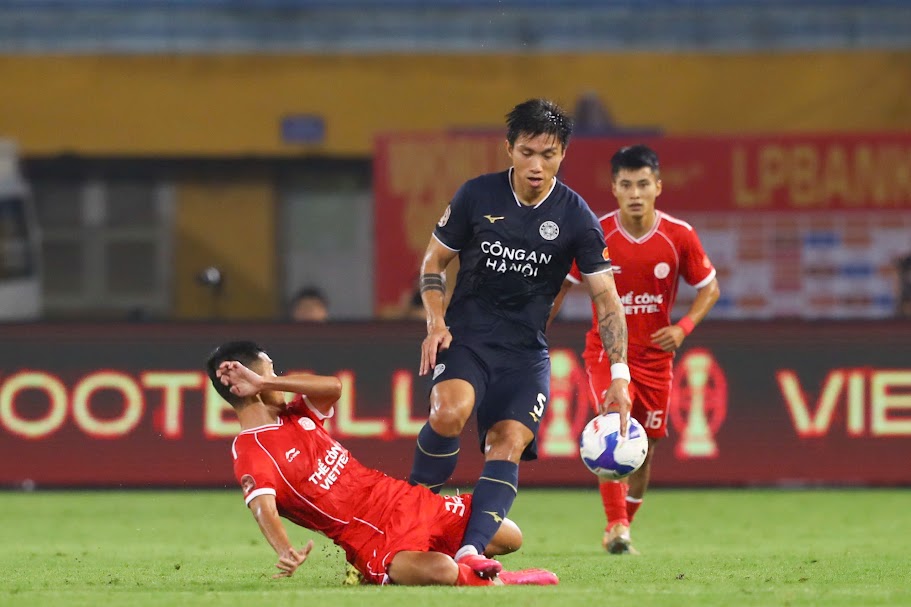 Văn Hậu đạp thẳng vào chân Doãn Ngọc Tân, nhận thẻ đỏ ở derby thủ đô tại V.League - Ảnh 1.