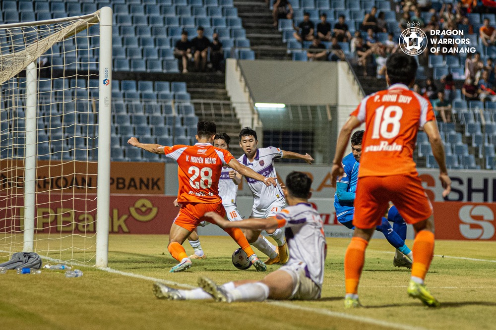 Bóng đá TP.HCM lại chìm trong vòng xoáy khó khăn - Ảnh 3.