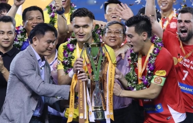 Coach Phung Thanh Phương praises overseas Vietnamese goalkeeper lavishly.