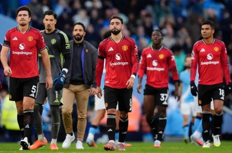 Midfielder transfer target shifts, MU left disappointed