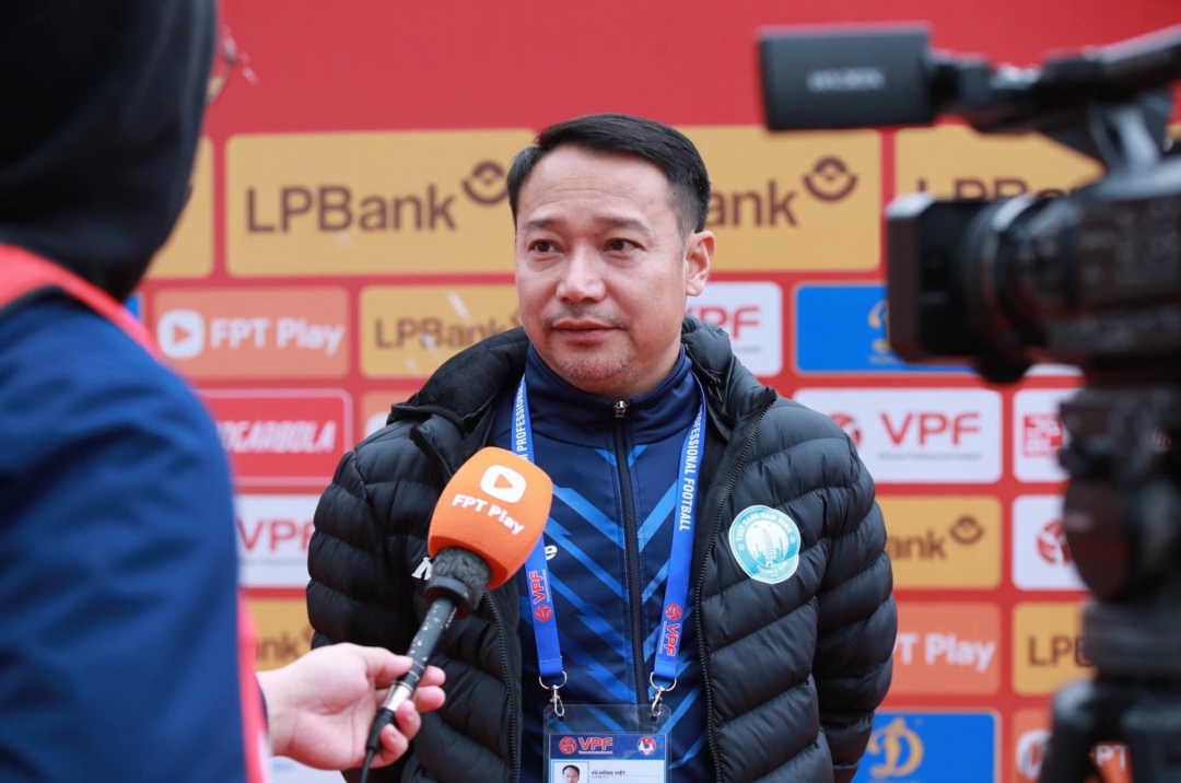 Coach Vu Hong Viet surprisingly remains at Nam Dinh Club