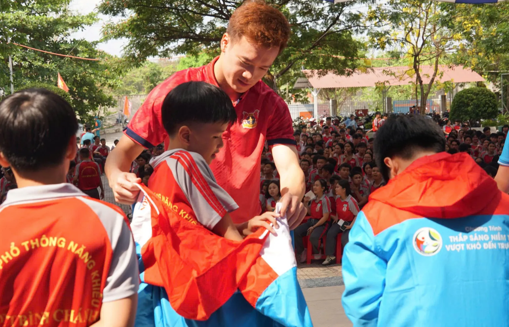 Hoàng Đức, Văn Lâm cùng dàn sao U23 Việt Nam khiến fan nhí vỡ oà - Ảnh 4. Hoàng Đức, Văn Lâm cùng dàn sao U23 Việt Nam khiến fan nhí vỡ oà - Ảnh 4.