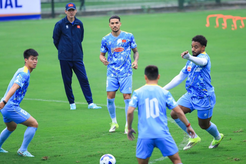 Tin nóng bóng đá Việt hôm nay 10/4: Trợ lý HLV Kim Sang Sik chia tay; CLB Ninh Bình muốn giữ nguyên ngoại binh tại V-League - Ảnh 1. Tin nóng bóng đá Việt hôm nay 10/4: Trợ lý HLV Kim Sang Sik chia tay; CLB Ninh Bình muốn giữ nguyên ngoại binh tại V-League - Ảnh 1.