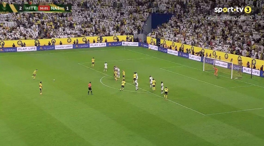 Ronaldo sút phạt trúng hàng rào ở phút 96 (Ảnh: The Touchline).